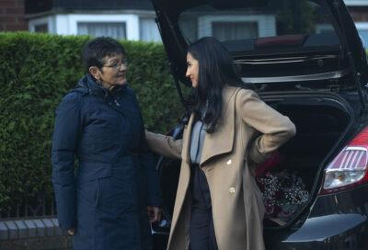 Yasmeen_lascia_Coronation_Street_SHrk65QSmw - Confidenze24 Source: ITV - - Alya saluta sua nonna