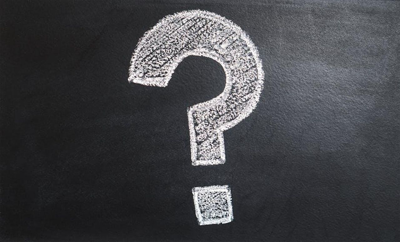 You_just_never_know_XwAvxVrQBm - Confidenze24 Source: Pixabay - pexels - A conceptual image featuring a question mark drawn on a chalkboard, ideal for problem-solving contexts.