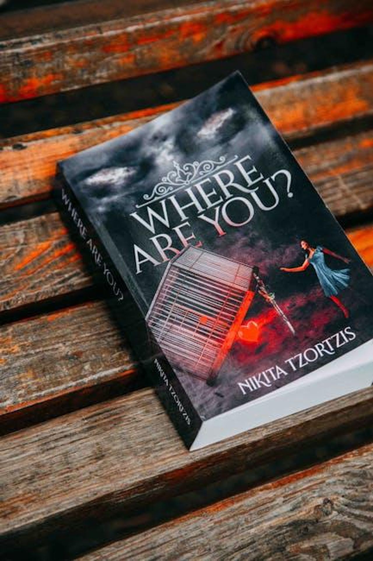 Zack_riceve_una_notizia_scioccante_dlpULtIXTI - Confidenze24 Source: Natalie Bond - pexels - Book cover of 'Where Are You?' by Nikita Tzortzis placed on a wooden bench.