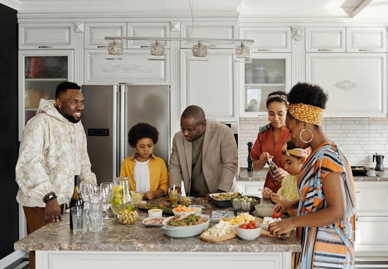 Zahara_la_figlia_di_Angelina_accoglie_la_madre_con_orgoglio_2Hcpz74hNA - Confidenze24 Source: August de Richelieu - pexels - A joyful family together in the kitchen, preparing and enjoying a meal.