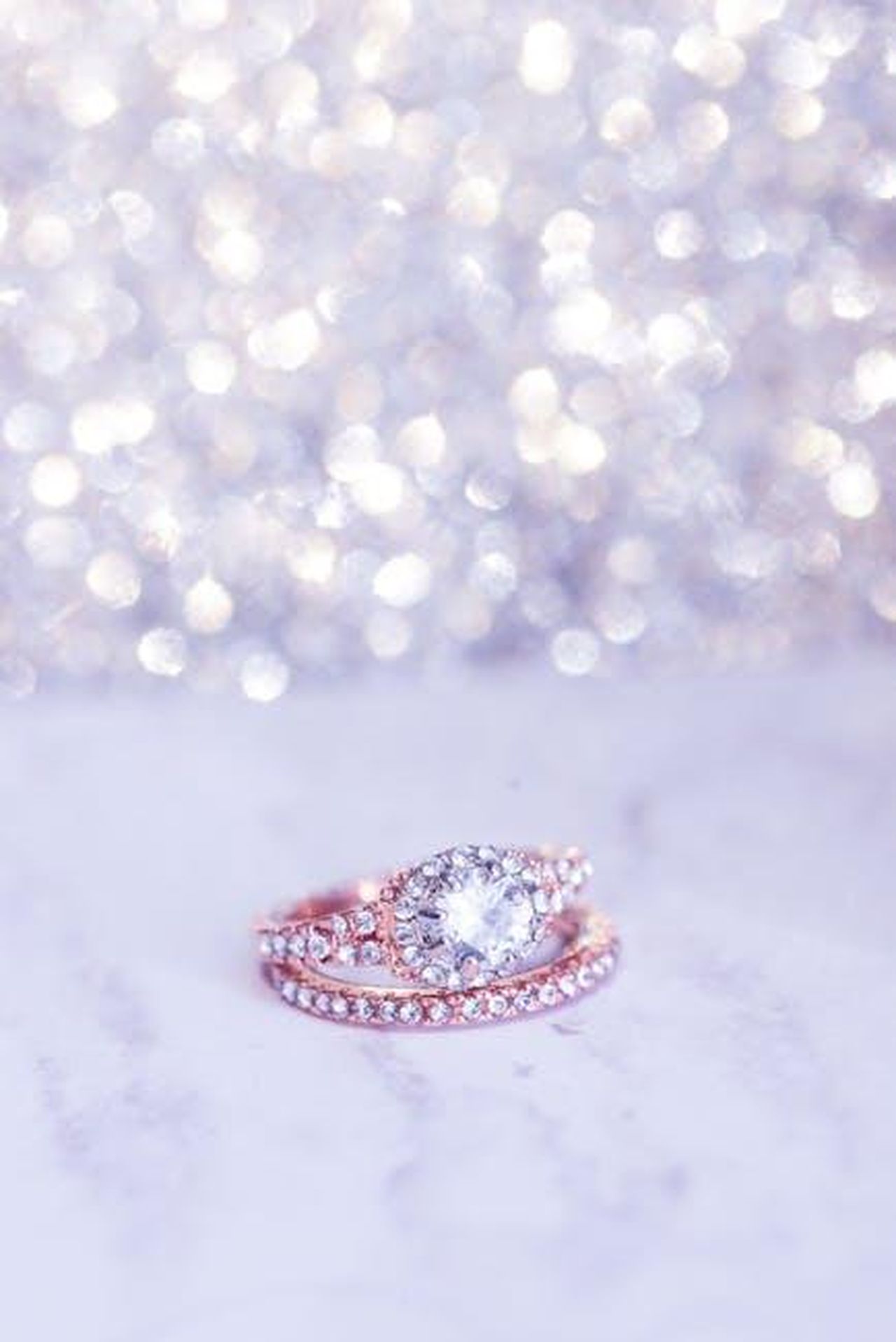 Zara_accenna_al_fidanzamento_sui_social_WmrnfJNGio - Confidenze24 Source: Danielle De Angelis - pexels - Close-up of a sparkling diamond engagement ring on a marble surface with bokeh background.