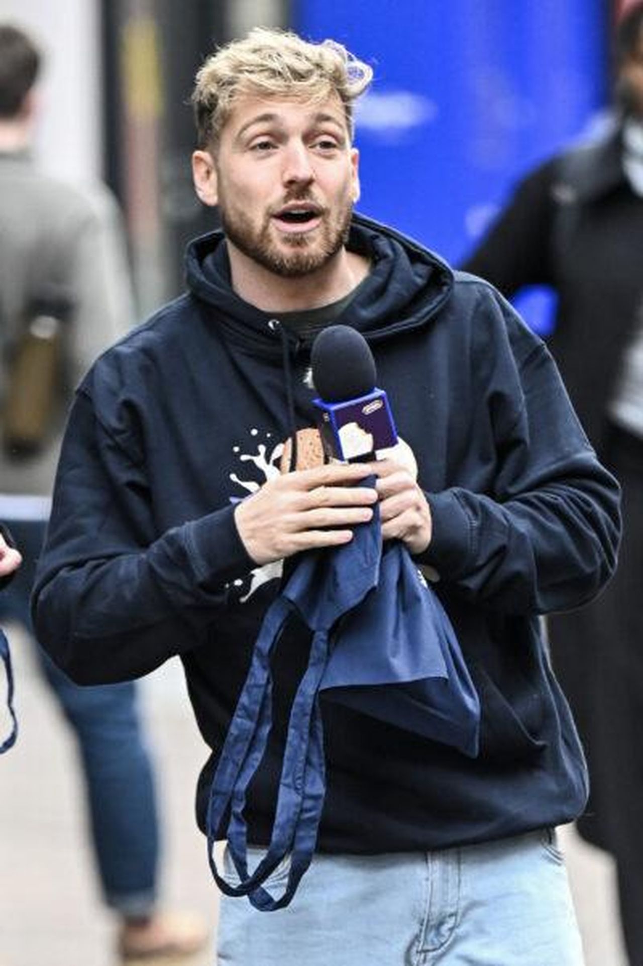 Zara_potrebbe_supportare_Louis_durante_la_partita_OUl5UiW0rZ - Confidenze24 Source: SplashNews.com - - Sam Thompson sorpreso mentre è fuori