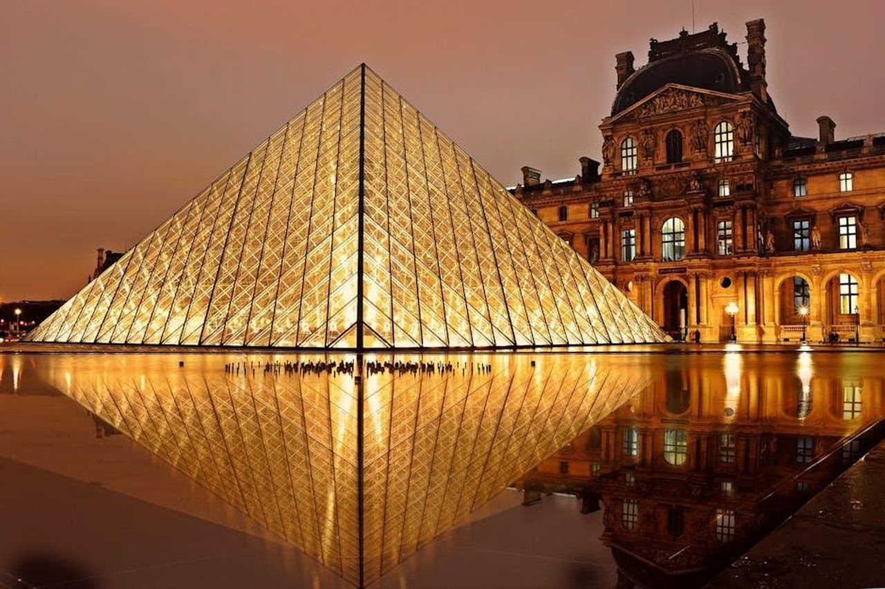 _francese_khFx3W16IL - Confidenze24 Source: Pixabay - pexels - Stunning nighttime view of the illuminated Louvre Pyramid and reflection in Paris, France.