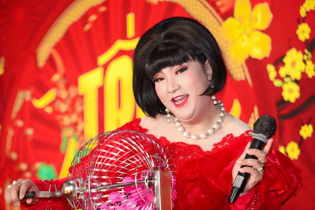 _possibile_che_Ed_diventi_un_Chaser_Gry9JJxsKM - Confidenze24 Source: Phạm Tuấn Hải - pexels - Charming woman in red hosting a bingo game event with vibrant decorations.