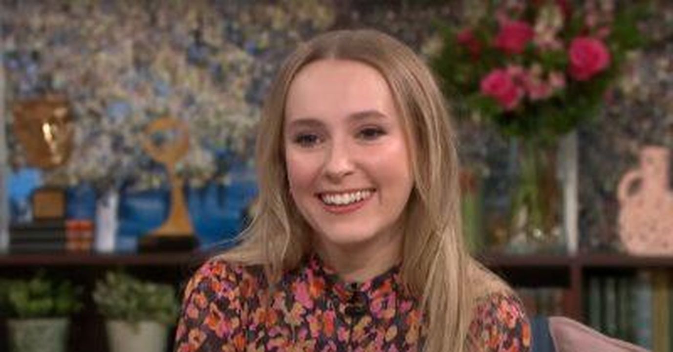_solo_pi_sorda_tutto_qui_xV96Fz6l5l - Confidenze24 Source: ITV - - Rose Ayling-Ellis in un vestito floreale sorridente