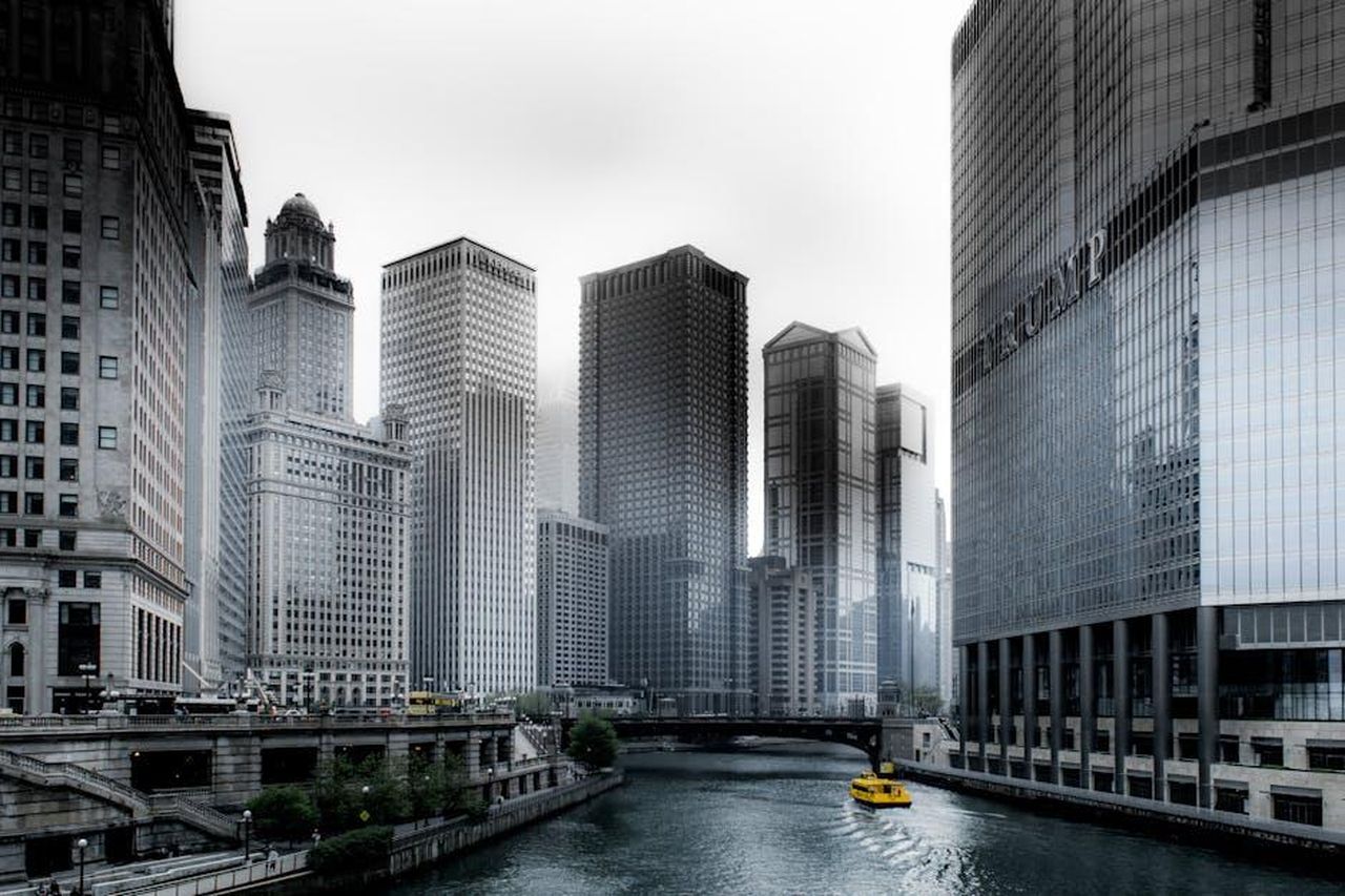 _stato_davvero_assunto_da_Trump_3mrmeJKLo5 - Confidenze24 Source: Nancy Bourque - pexels - Stunning view of Chicago's skyscrapers along the river with a yellow water taxi.