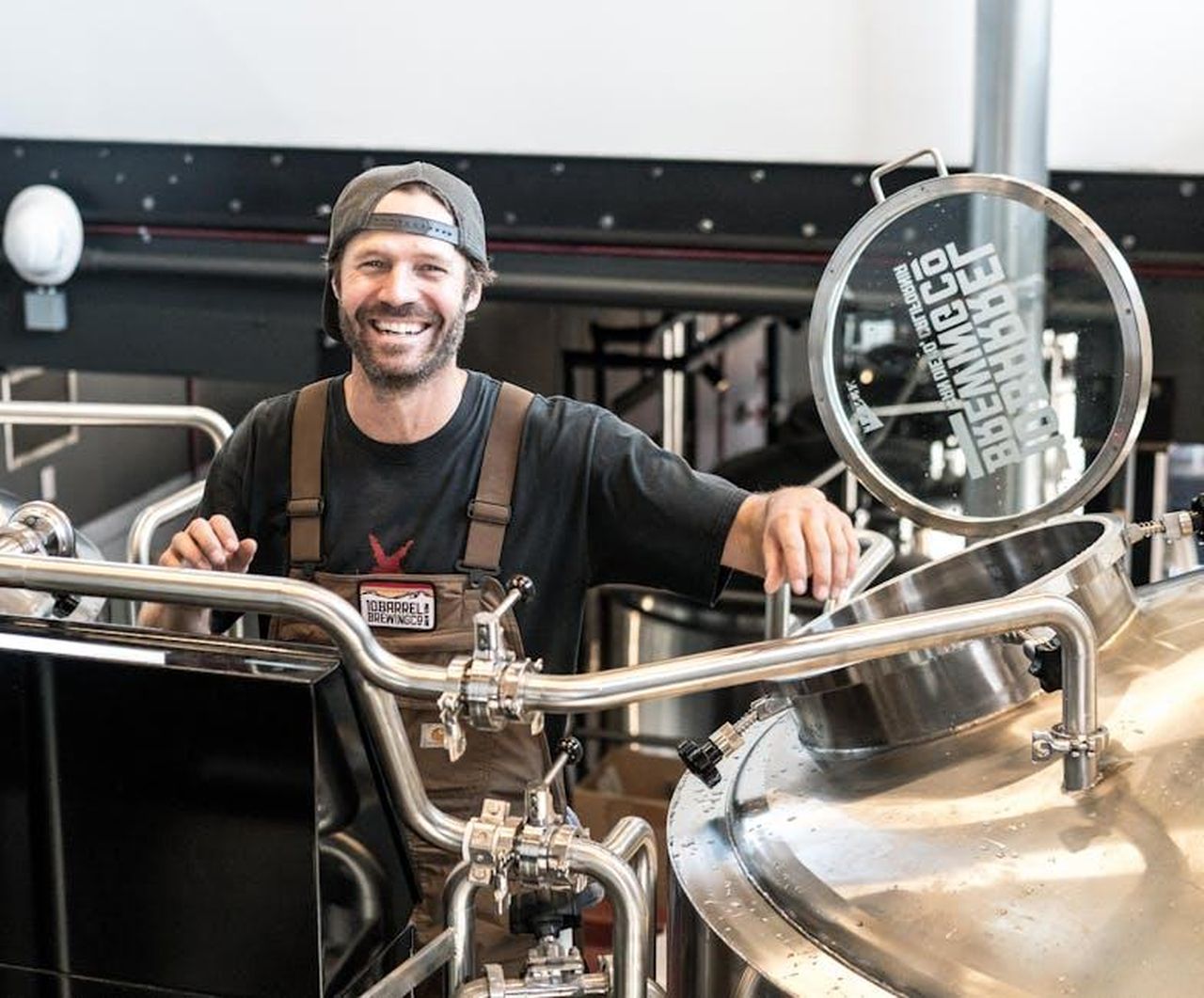 _una_situazione_straziante_m1wqAqpO1i - Confidenze24 Source: ELEVATE - pexels - Happy brewer in a craft brewery standing near stainless steel equipment.