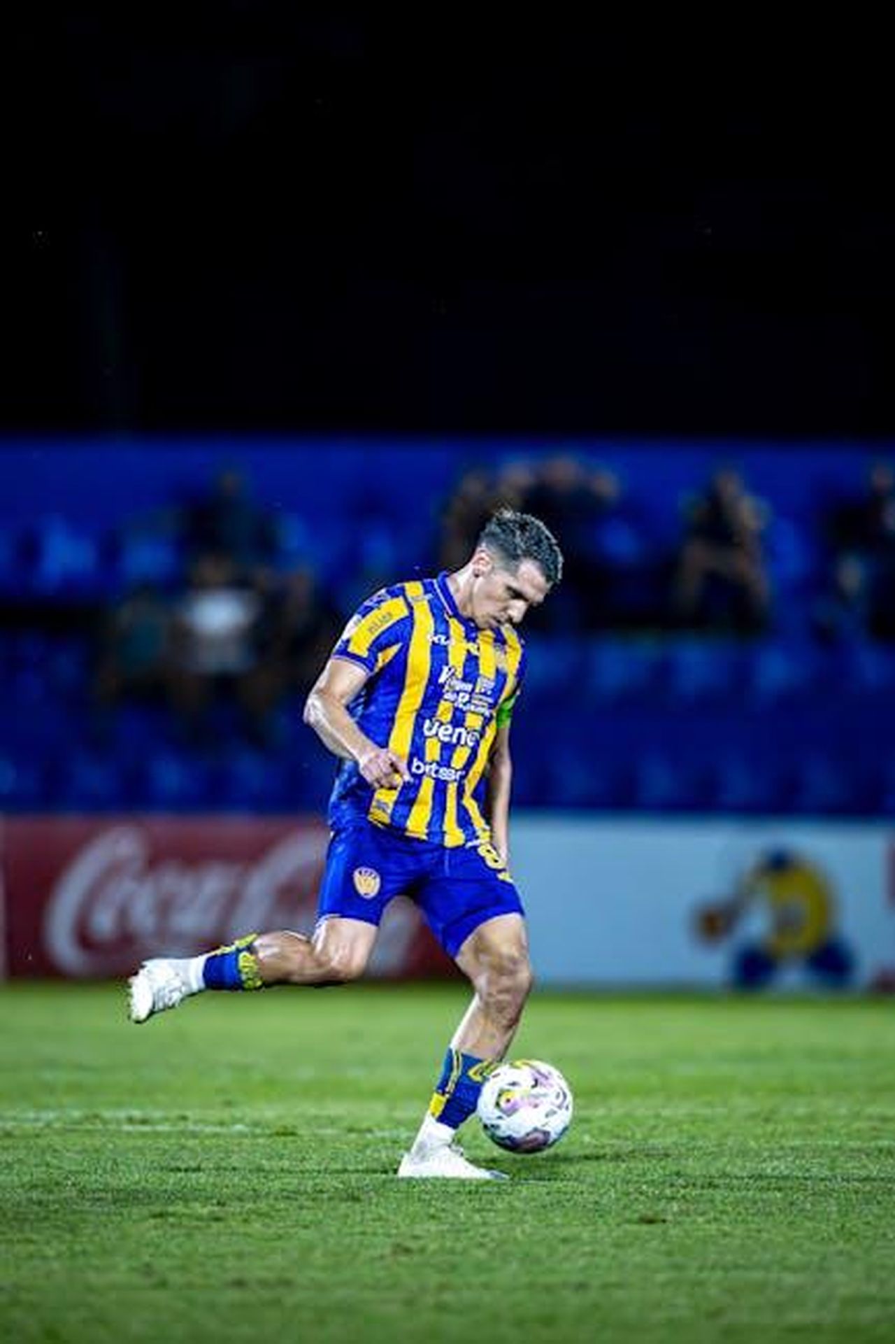 Addestrare_un_ratto_eroe_il_processo_di_formazione_XAmBdPly2P - Confidenze24 Source: Phxtosene | Eneas - pexels - Dynamic shot of a soccer player kicking the ball during a match under stadium lights.