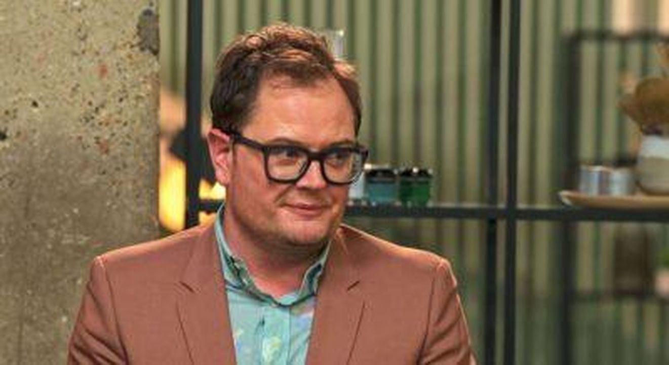Alan_Carr_discute_delle_eliminazioni_emozionali_in_Interior_Design_Masters_uJmq4LHRKx - Confidenze24 Source: BBC - - Alan Carr su Interior Design Masters