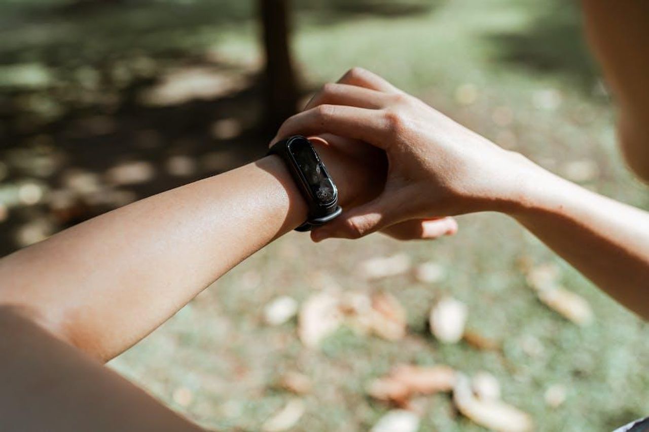 Bobby_Torner_Mai_in_Tracker_UlmvPox4ou - Confidenze24 Source: Ketut Subiyanto - pexels - From above of crop unrecognizable person demonstrating black bracelet with creative design while standing near grass with leaves in autumn in daylight