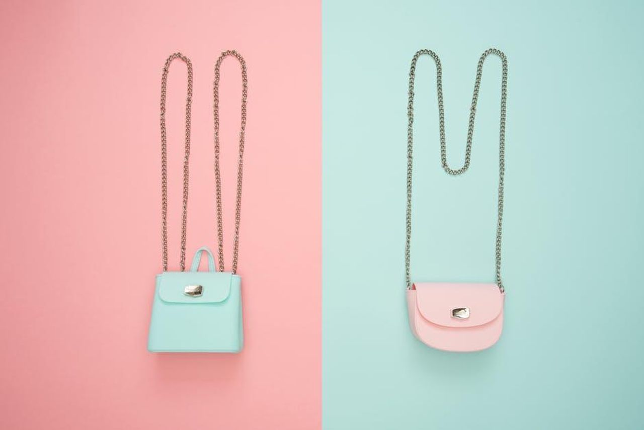Borse_Blake_Canvas_Bucket_Bag_B38G0OinZN - Confidenze24 Source: Moose Photos - pexels - Stylish pastel handbags on pink and mint split backgrounds, perfect for fashion and design themes.