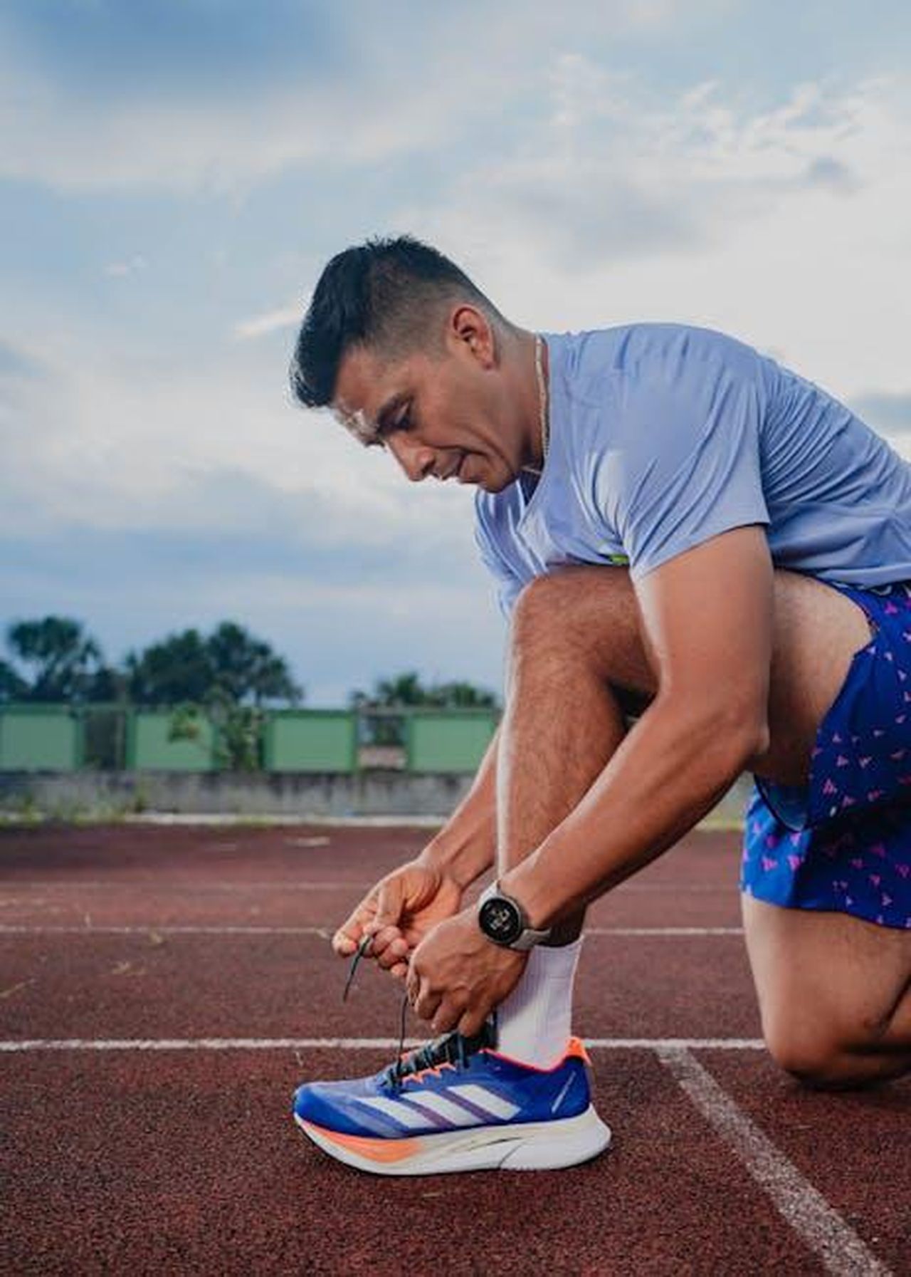 Chi__Martin_Rabbett_y8FdHvyqmH - Confidenze24 Source: Franklin Santillan A. - pexels - Athlete tying shoe on a Rioja, Perú track, ready for trail running.