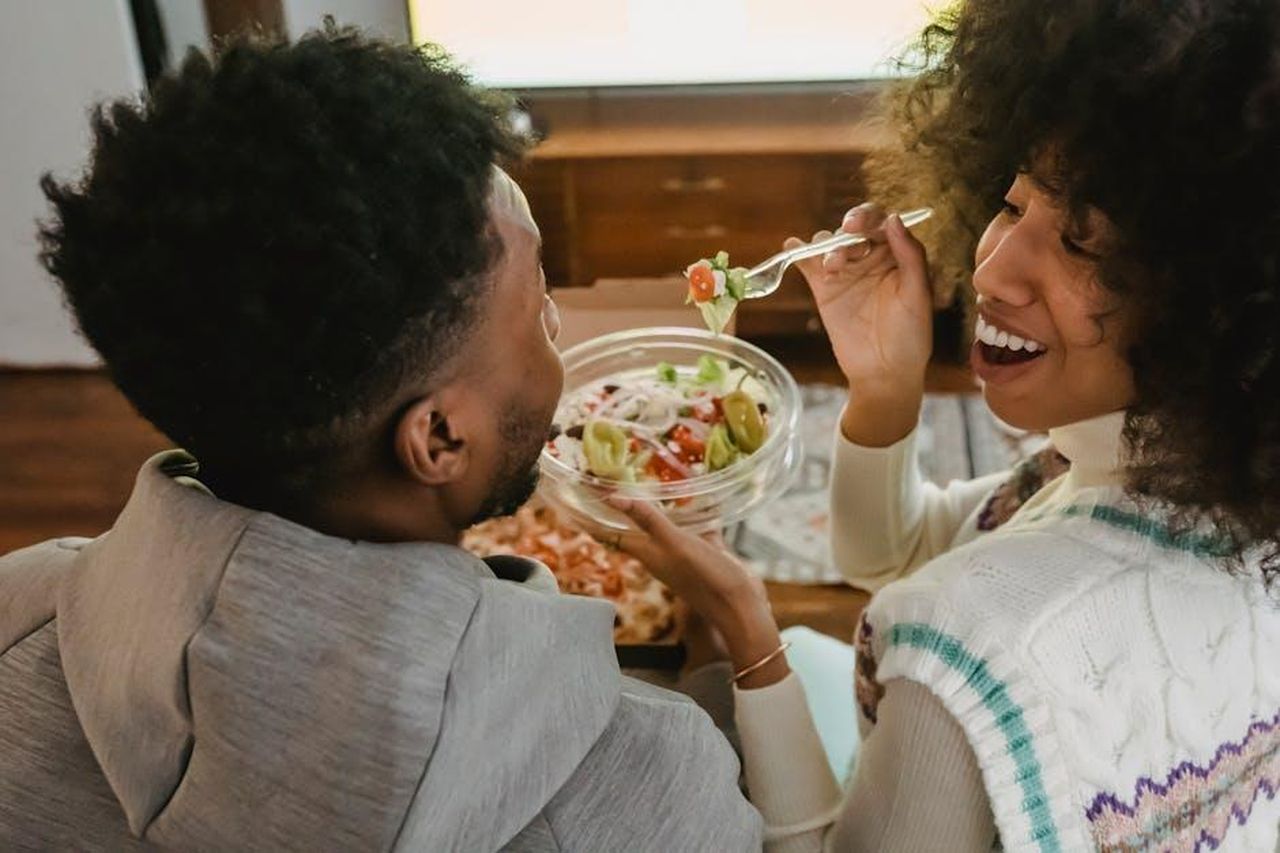 Classifiche_dei_fornitori_di_contenuti_TV_YVl0yncMTj - Confidenze24 Source: Andres Ayrton - pexels - A joyful couple enjoying a fresh salad and quality time together indoors.