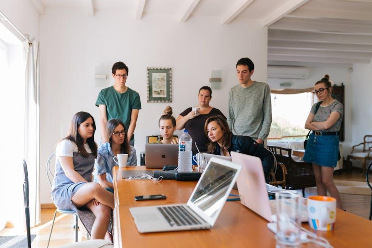 Colter_e_Randy_discutono_di_Bobby_ci8Q3hrC6L - Confidenze24 Source: Fox - pexels - Group of young professionals engaged in a collaborative meeting in a modern office setting.