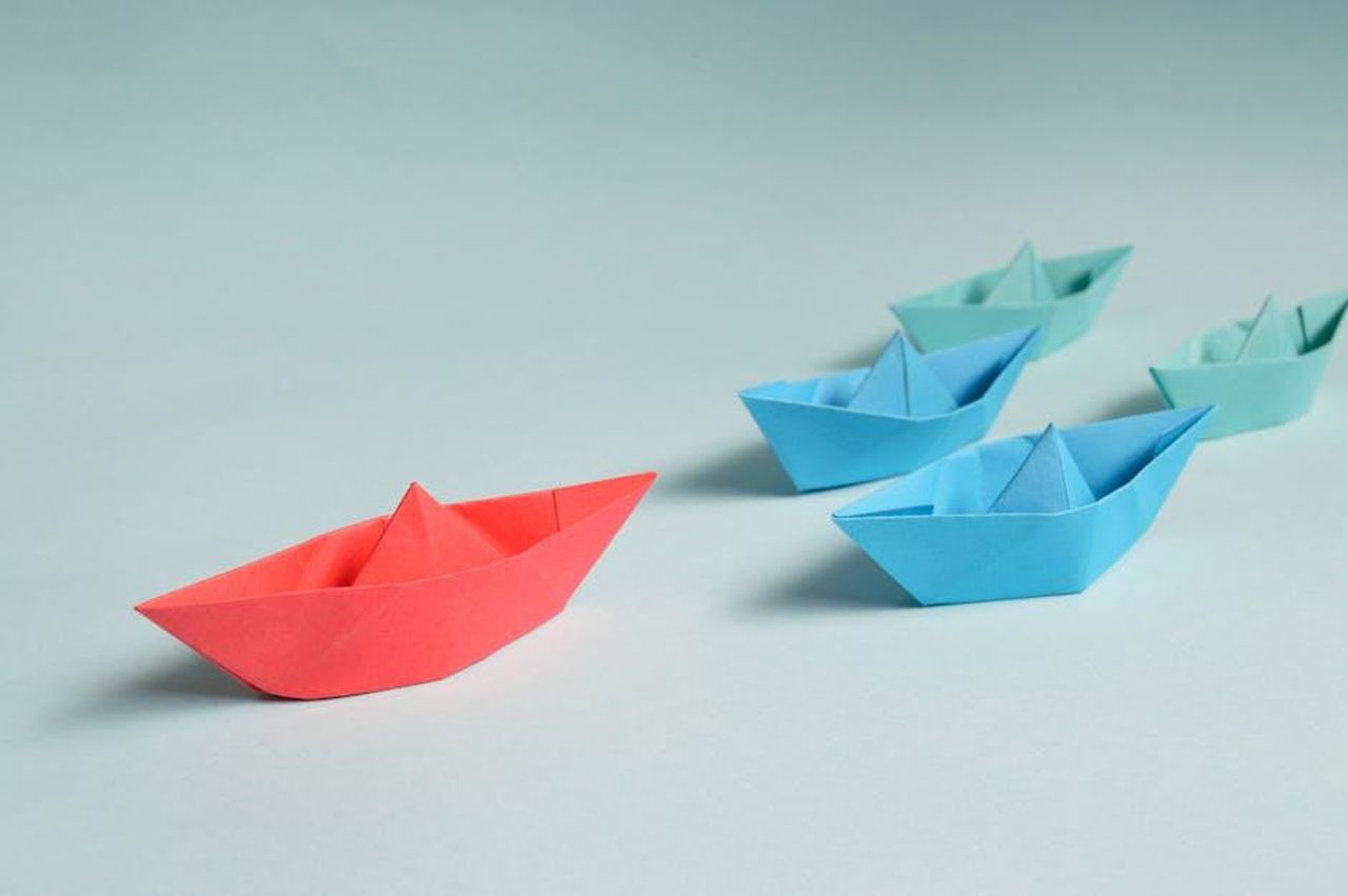 Come_Chandauka_ha_ottenuto_la_presidenza_O1SgR7KCwK - Confidenze24 Source: Miguel Á. Padriñán - pexels - Colorful origami paper boats arranged to depict leadership and teamwork concepts.
