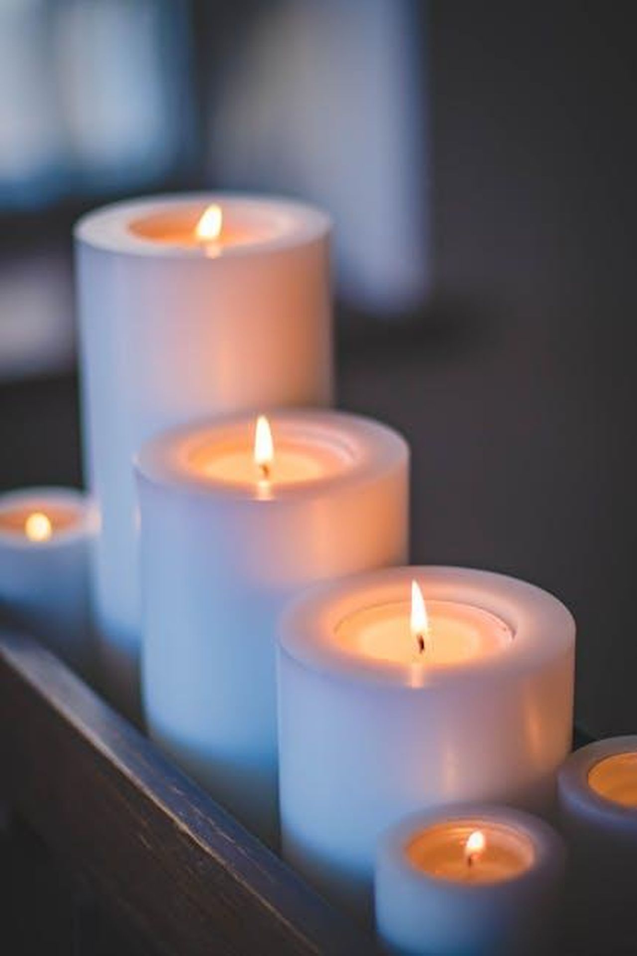 Come_ottenere_una_candela_3wick_gratuita_da_Bath__Body_Works_2025_5exknBolqr - Confidenze24 Source: Valeria Boltneva - pexels - A close-up of a serene candlelight arrangement with a soft, soothing glow.