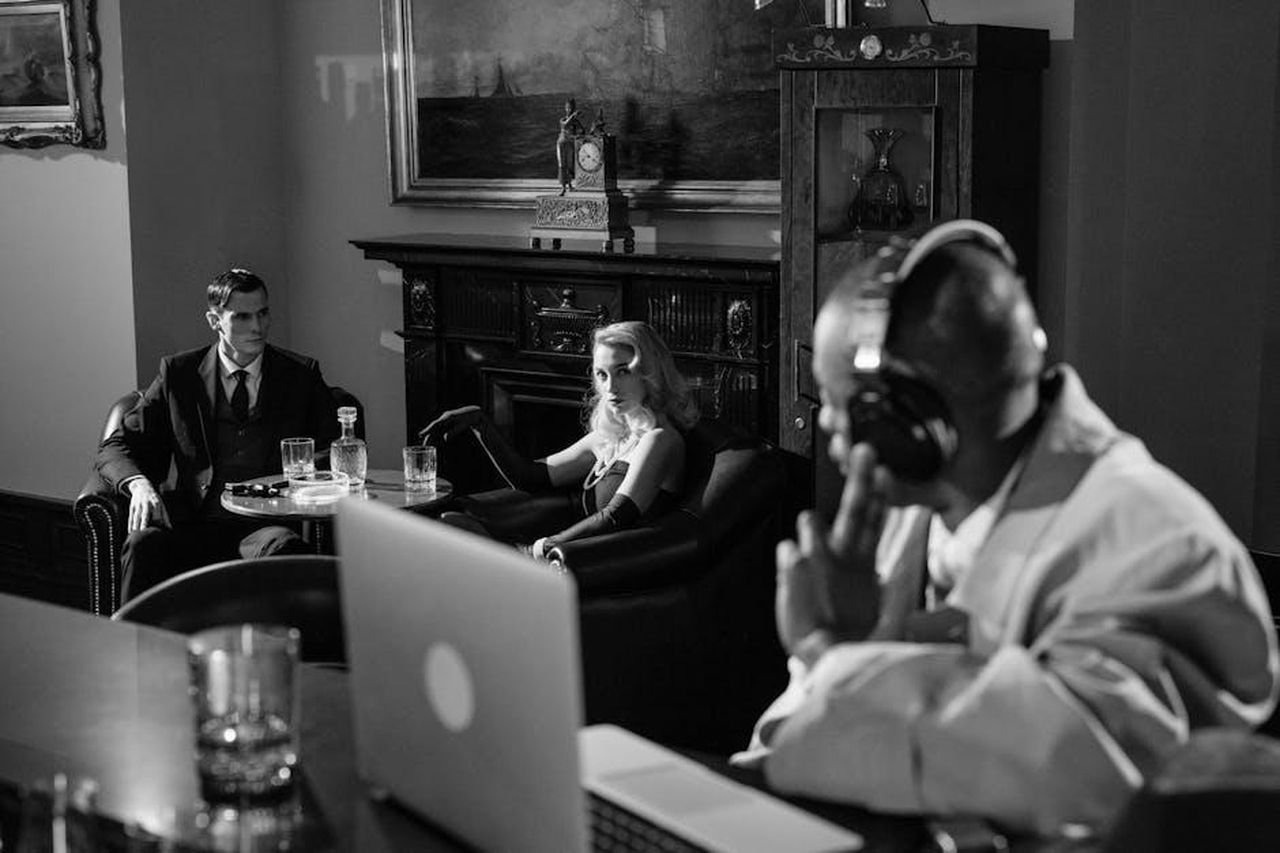 Cosa_ha_imparato_da_Snoop_gPsus8Hm3b - Confidenze24 Source: cottonbro studio - pexels - Dramatic noir scene with detective and surveillance, full of mystery and tension.