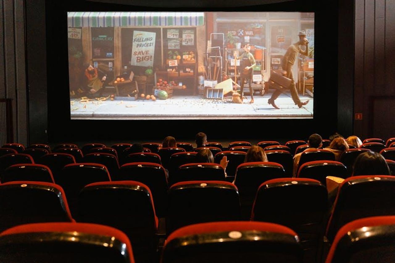 Dettagli_sul_film_e_il_suo_cast_jkp9m0B7eB - Confidenze24 Source: Tima Miroshnichenko - pexels - A cozy indoor movie theater showing an animated film to a small audience.