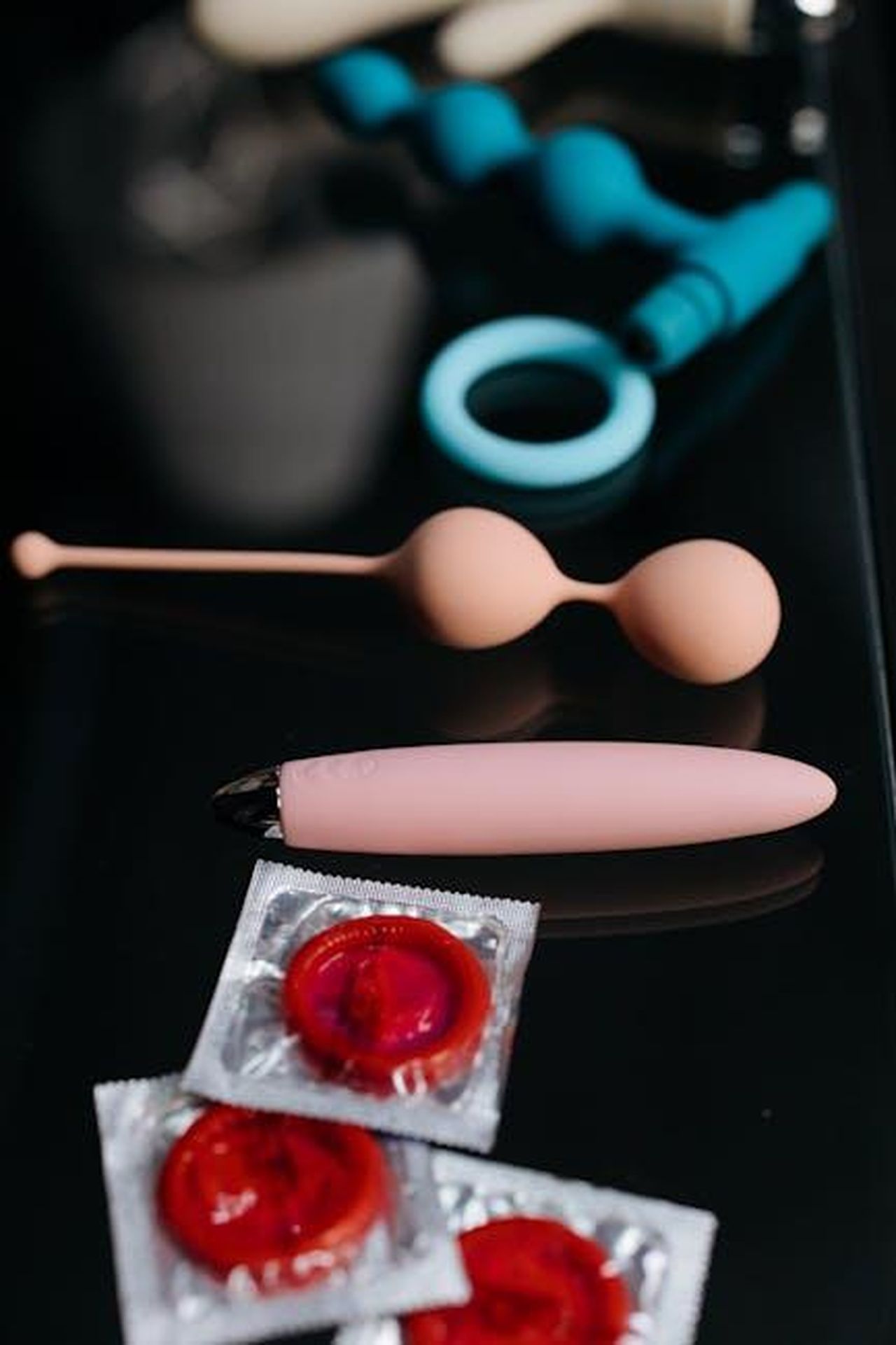 Dyan_Cannon_e_il_suo_impatto_sulla_cultura_sessuale_ZClKqQzUaB - Confidenze24 Source: cottonbro studio - pexels - A collection of adult toys and condoms on a sleek black surface, emphasizing safe sex and sensuality.