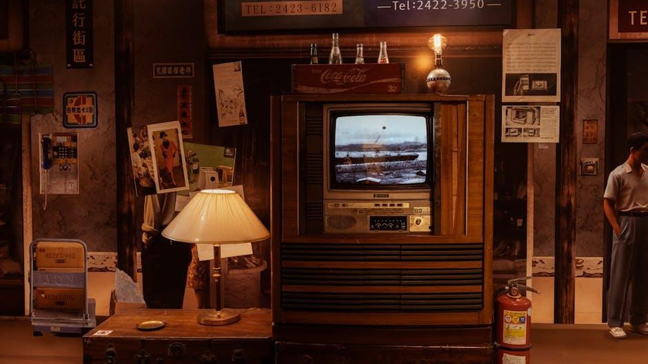 I_cohost_ospiti_e_limpatto_di_Hoda_Kotb_SBLT4WOoEl - Confidenze24 Source: 炫志 李 - pexels - Warm, nostalgic scene of a vintage living room with retro TV in Keelung, Taiwan.