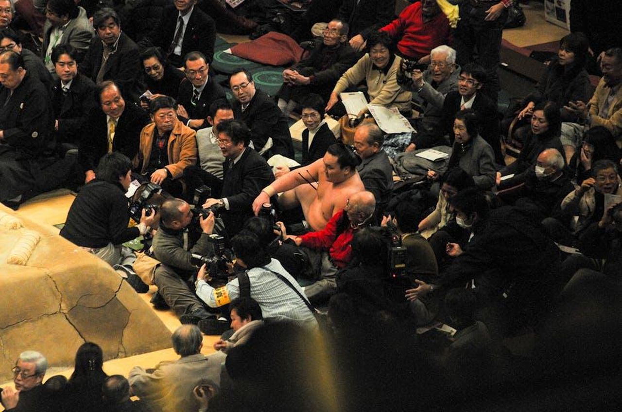 I_fan_si_chiedono_se_Bobby_torner_in_Tracker_08pftF6ekI - Confidenze24 Source: Artem Zhukov - pexels - Sumo wrestling event with photographers capturing the scene, vibrant cultural moment.