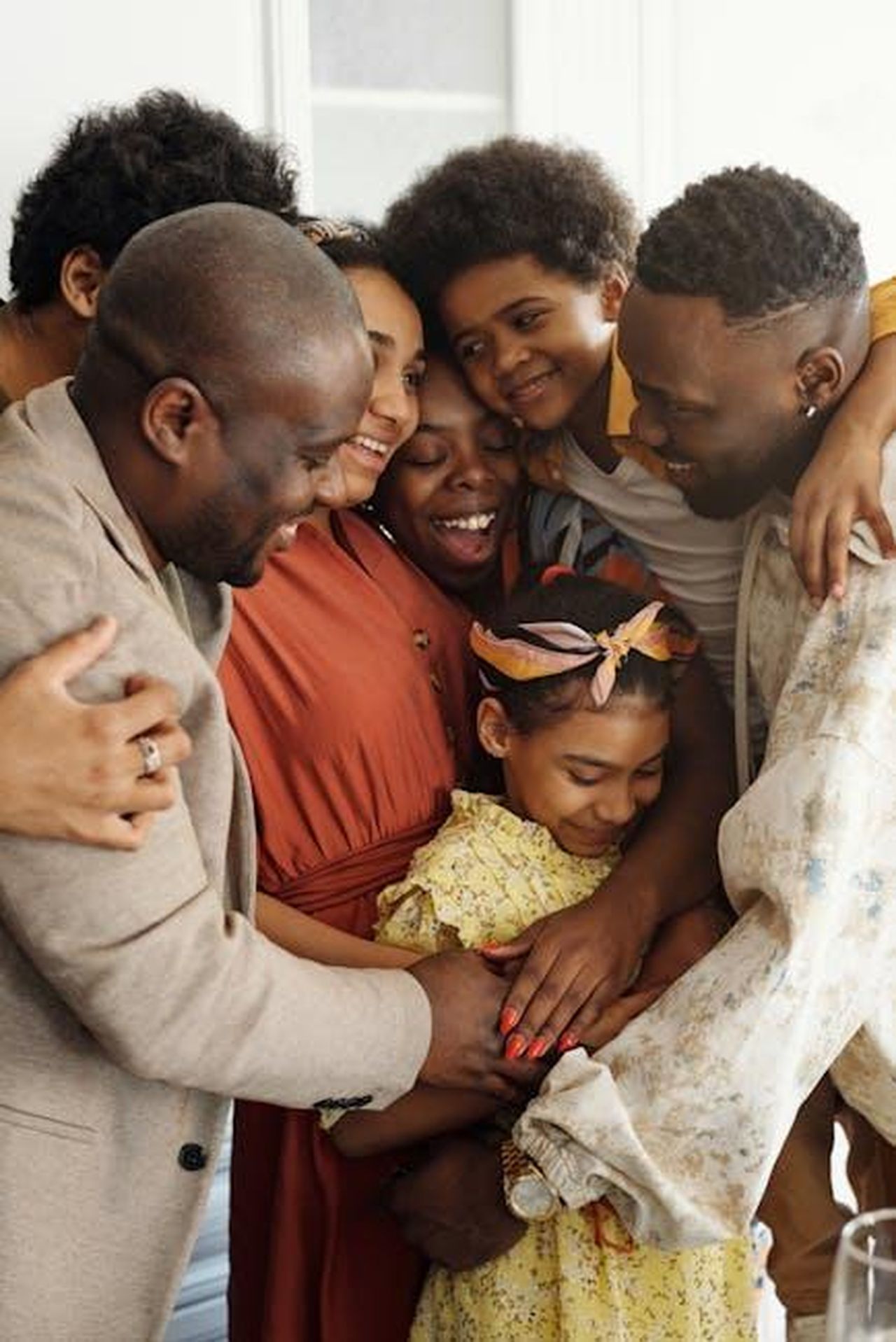 I_figli_di_Tom_e_Charlotte_3bnL27wpaN - Confidenze24 Source: August de Richelieu - pexels - Heartwarming family group hug showcasing affection and togetherness indoors.