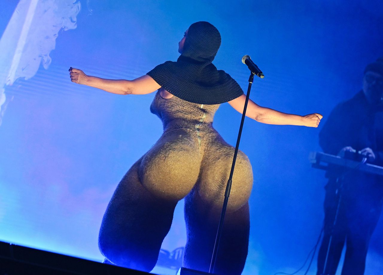 Il_Booty_Suit_di_Erykah_Badu_unicona_di_stile_0537U4xfcm - Confidenze24 Source: Gilbert Flores/Billboard via Getty Images - - Billboard Women in Music 2025
