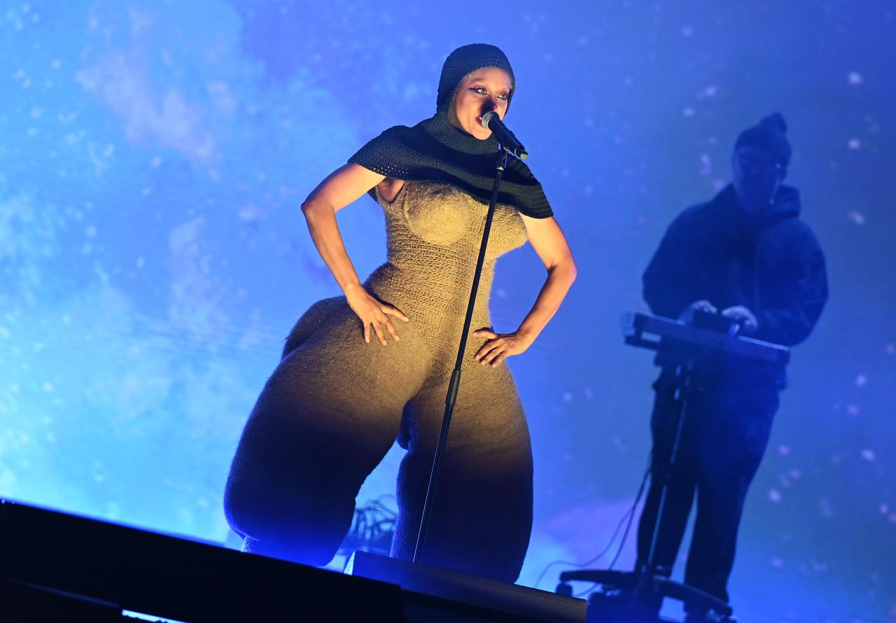 Il_Booty_Suit_di_Erykah_Badu_unicona_di_stile_e5uFzvA7g0 - Confidenze24 Source: Gilbert Flores/Billboard via Getty Images - - Billboard Women in Music 2025