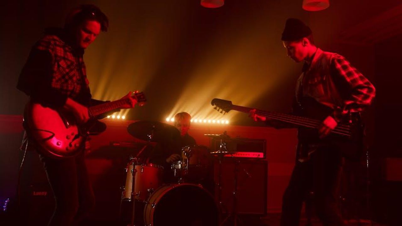 Il_futuro_della_coppia_nuove_collaborazioni_musicali_5b2j0QjENY - Confidenze24 Source: Artem Podrez - pexels - Energetic live band performance featuring electric guitars and drums under dramatic lighting.