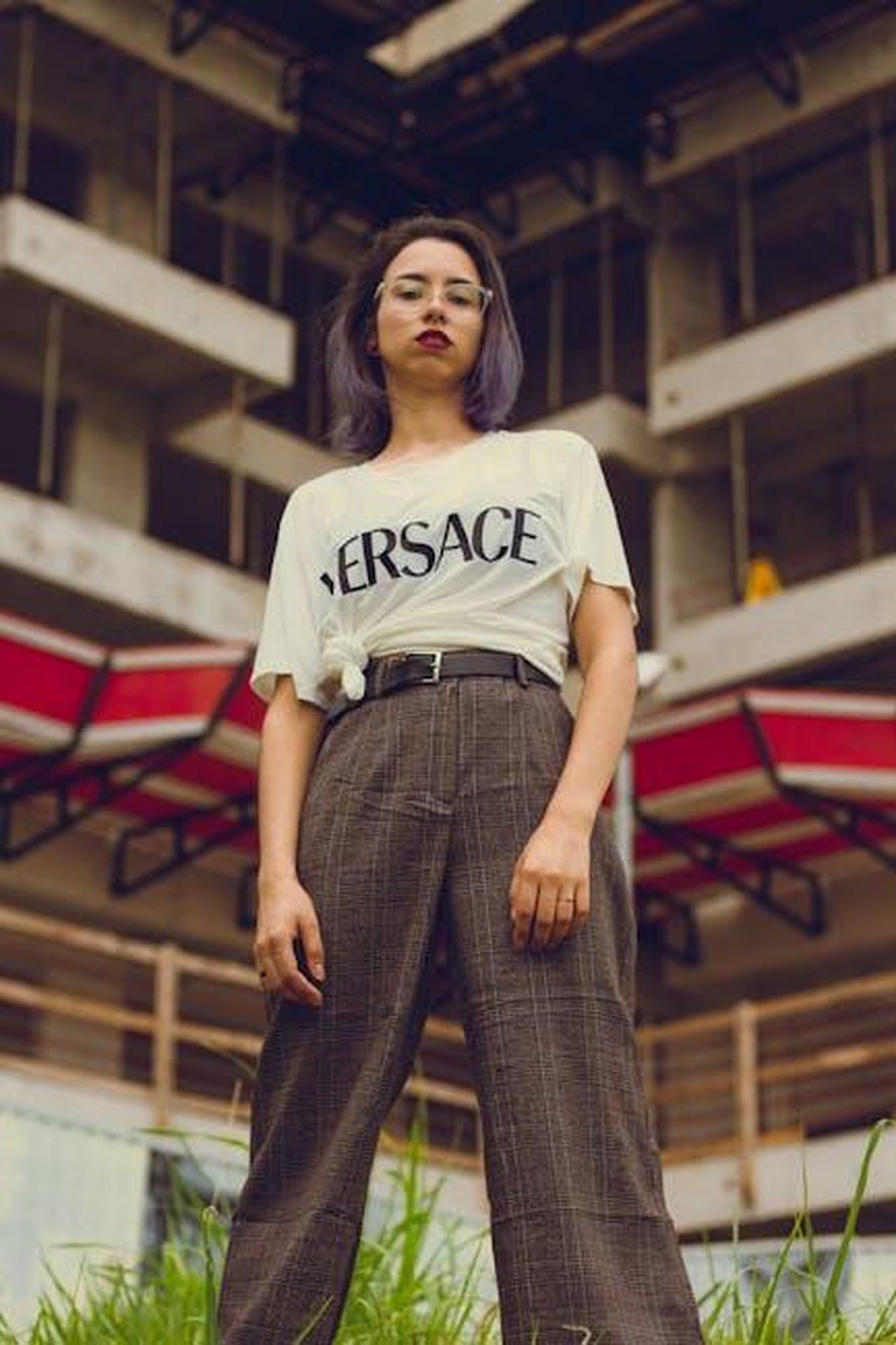 Il_futuro_di_Donatella_Versace_X9zfGvxUTD - Confidenze24 Source: Nyara Aquino - pexels - Stylish woman with purple hair posing confidently in front of an urban background.