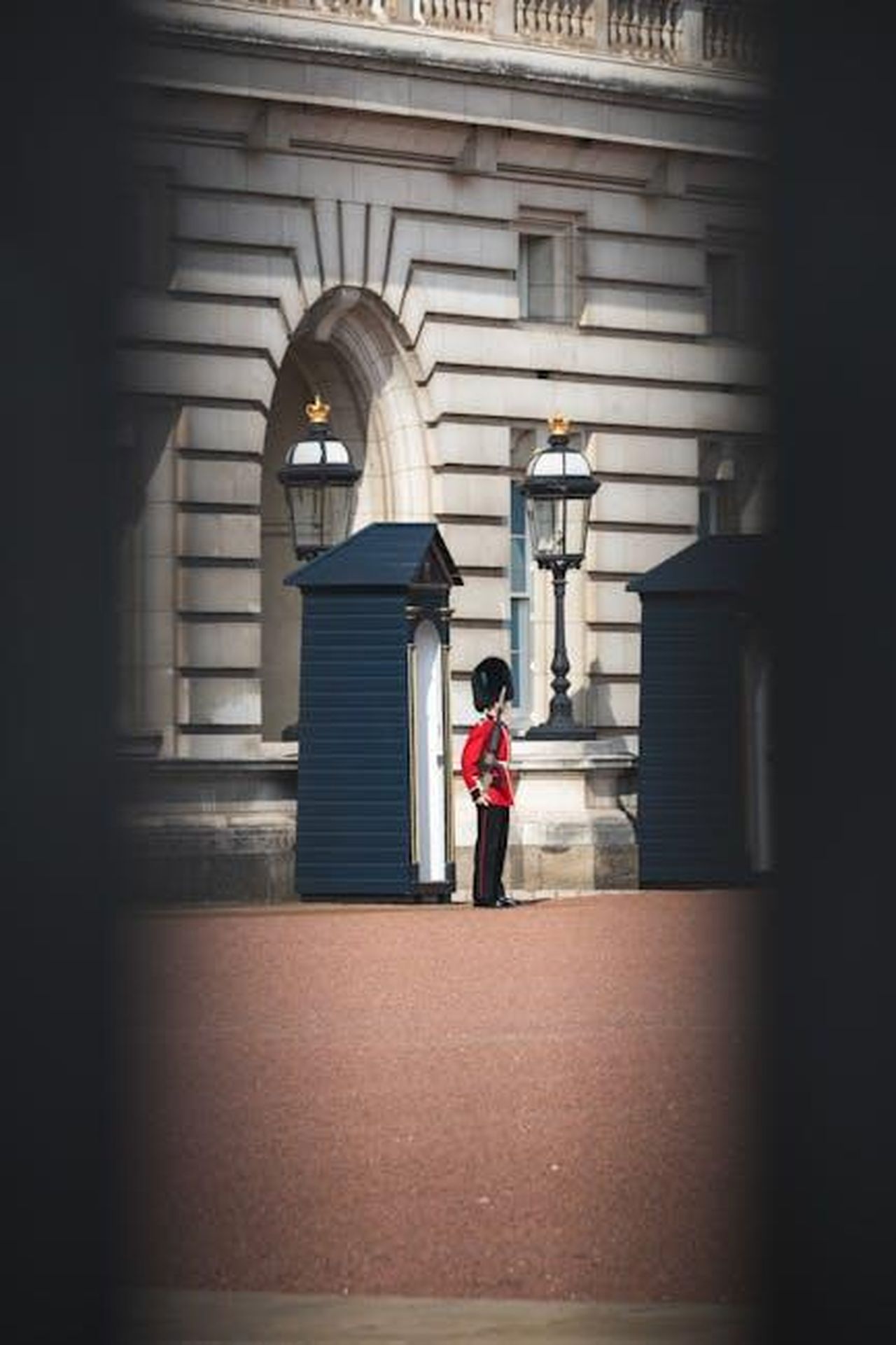 Il_lavoro_incessante_di_Re_Carlo_eV6RSOzXdZ - Confidenze24 Source: Niklas Jeromin - pexels - A classic view of a royal guard in uniform outside Buckingham Palace, London.