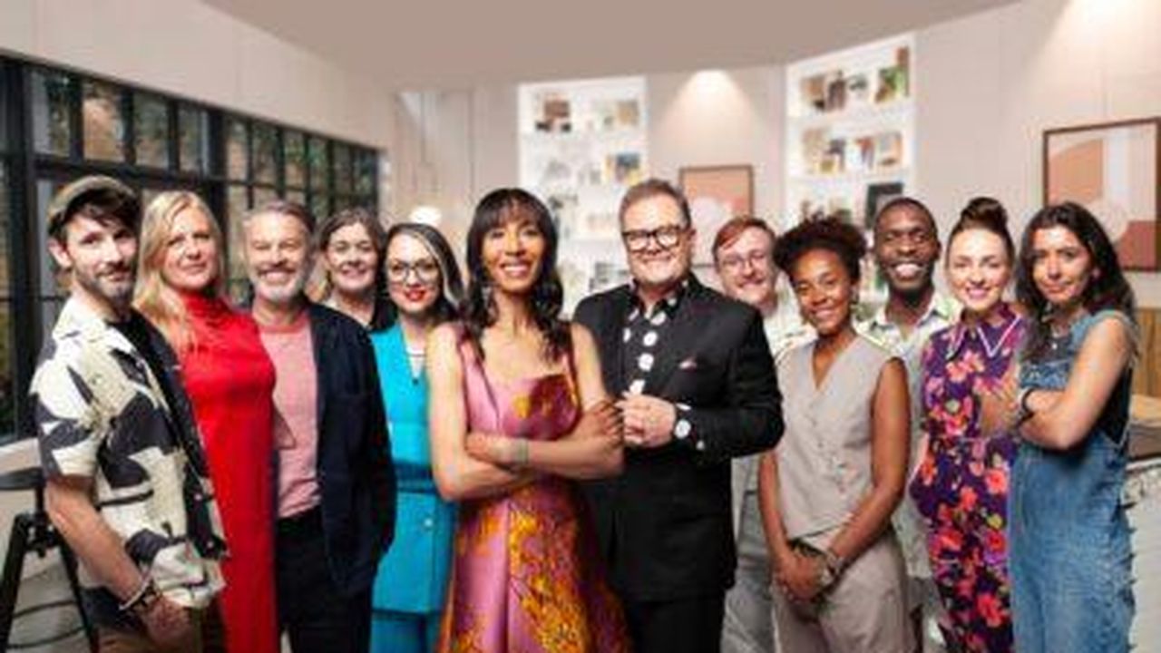 Il_modo_in_cui_spingono_i_limiti_mi_tiene_entusiasta_7Y6IMfTki8 - Confidenze24 Source: BBC - - Alan Carr con il cast della sesta serie di Interior Design Masters