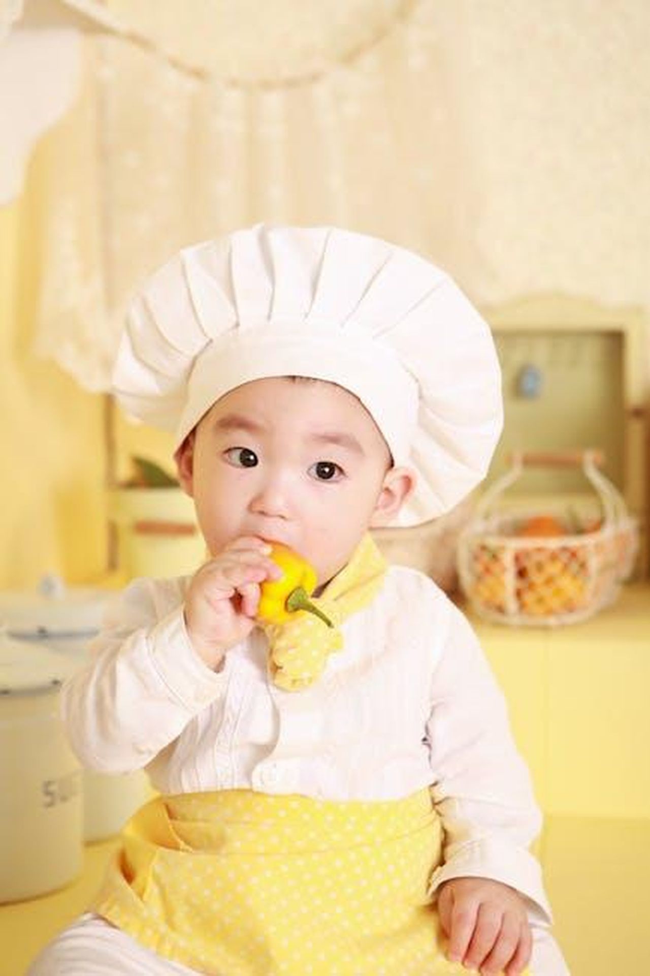 Il_test_di_assaggio_alla_cieca_del_Times_fTWLE4cB1I - Confidenze24 Source: Pixabay - pexels - Cute baby in chef hat and apron nibbling a bell pepper in bright kitchen.