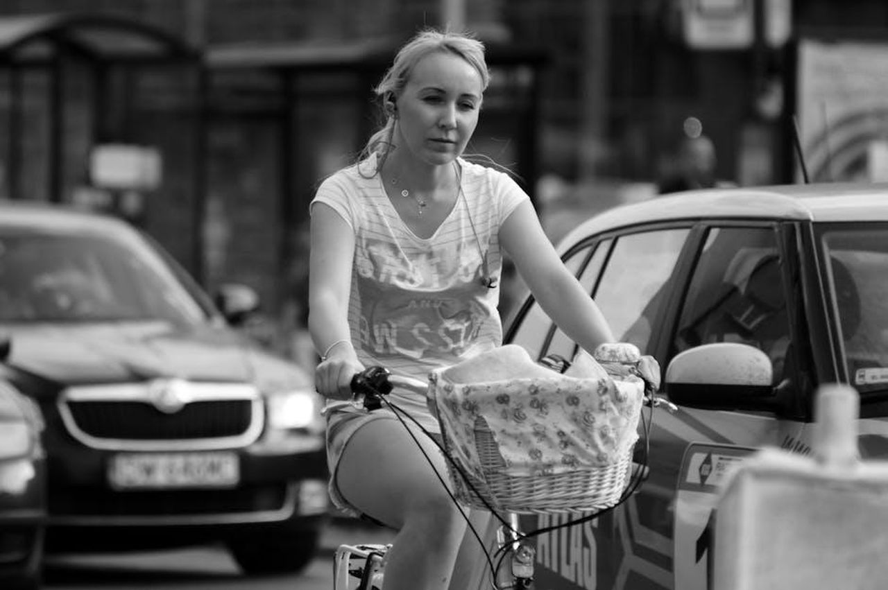 Joe_Jonas_interviene_dopo_il_rifiuto_di_Wallen_fb7Ci9nhES - Confidenze24 Source: Roman Biernacki - pexels - Black and white photo of a woman cycling through the streets of Wrocław, Poland.