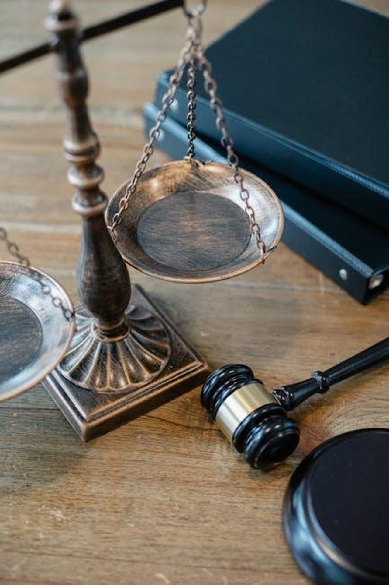 La_legislazione_contro_gli_atleti_transgender_NYKvYsVEaA - Confidenze24 Source: Sora Shimazaki - pexels - From above of judicial symbols consisting of Scales of Justice and small judge hammer with curly handle