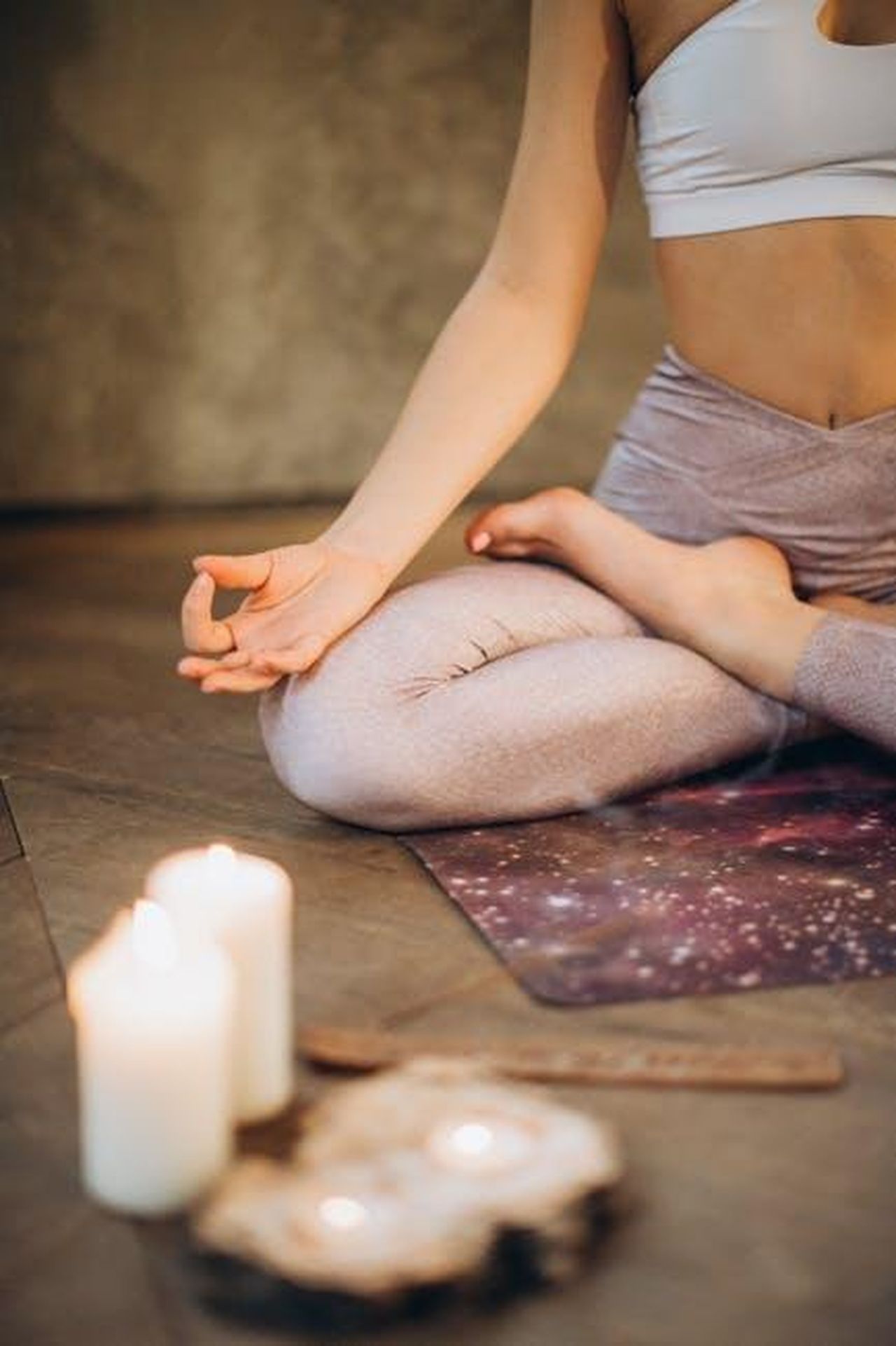La_mancanza_di_autoconsapevolezza_dei_Sussex_K5EkPfPPC4 - Confidenze24 Source: Elina Fairytale - pexels - A woman practicing yoga indoors in lotus pose with candles creating a calming atmosphere.