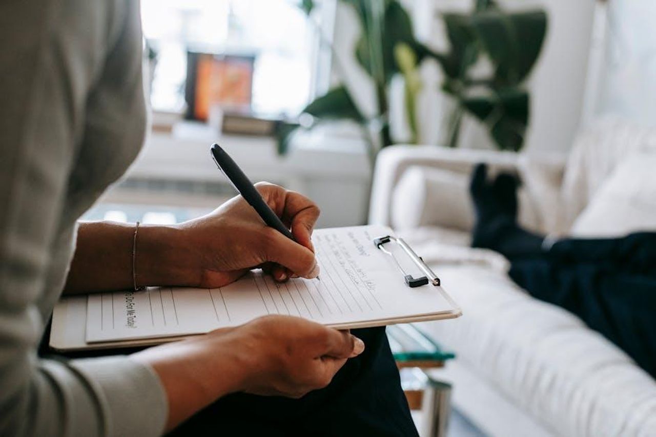 La_nomina_di_Rawlinson_e_le_sue_implicazioni_sN5e0XDHLe - Confidenze24 Source: Alex Green - pexels - Unrecognizable ethnic female therapist taking notes on clipboard while filling out form during psychological appointment with anonymous client lying on blurred background
