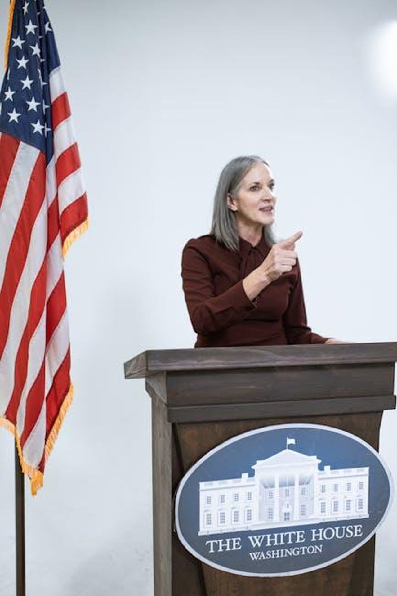 La_reazione_e_il_significato_del_discorso_zNxhRFoGK5 - Confidenze24 Source: RDNE Stock project - pexels - A woman speaks confidently at a podium with the American flag and White House insignia.
