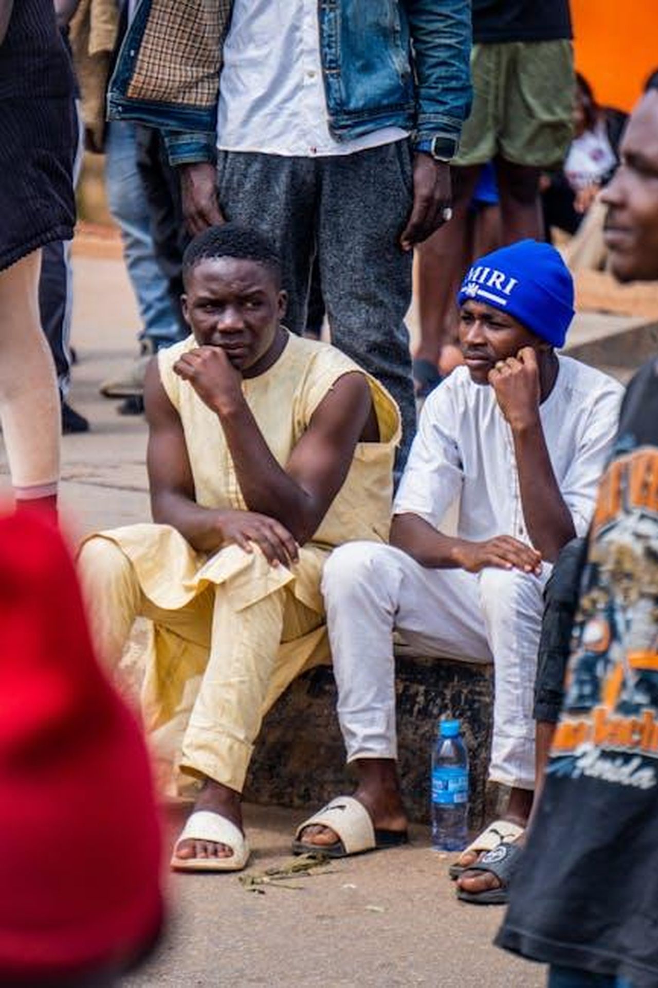 La_risposta_della_presidente_Dr_Sophie_Chandauka_bisCRDpirO - Confidenze24 Source: Dokun Ayano - pexels - Two young men seated at a protest scene, reflecting on their actions.