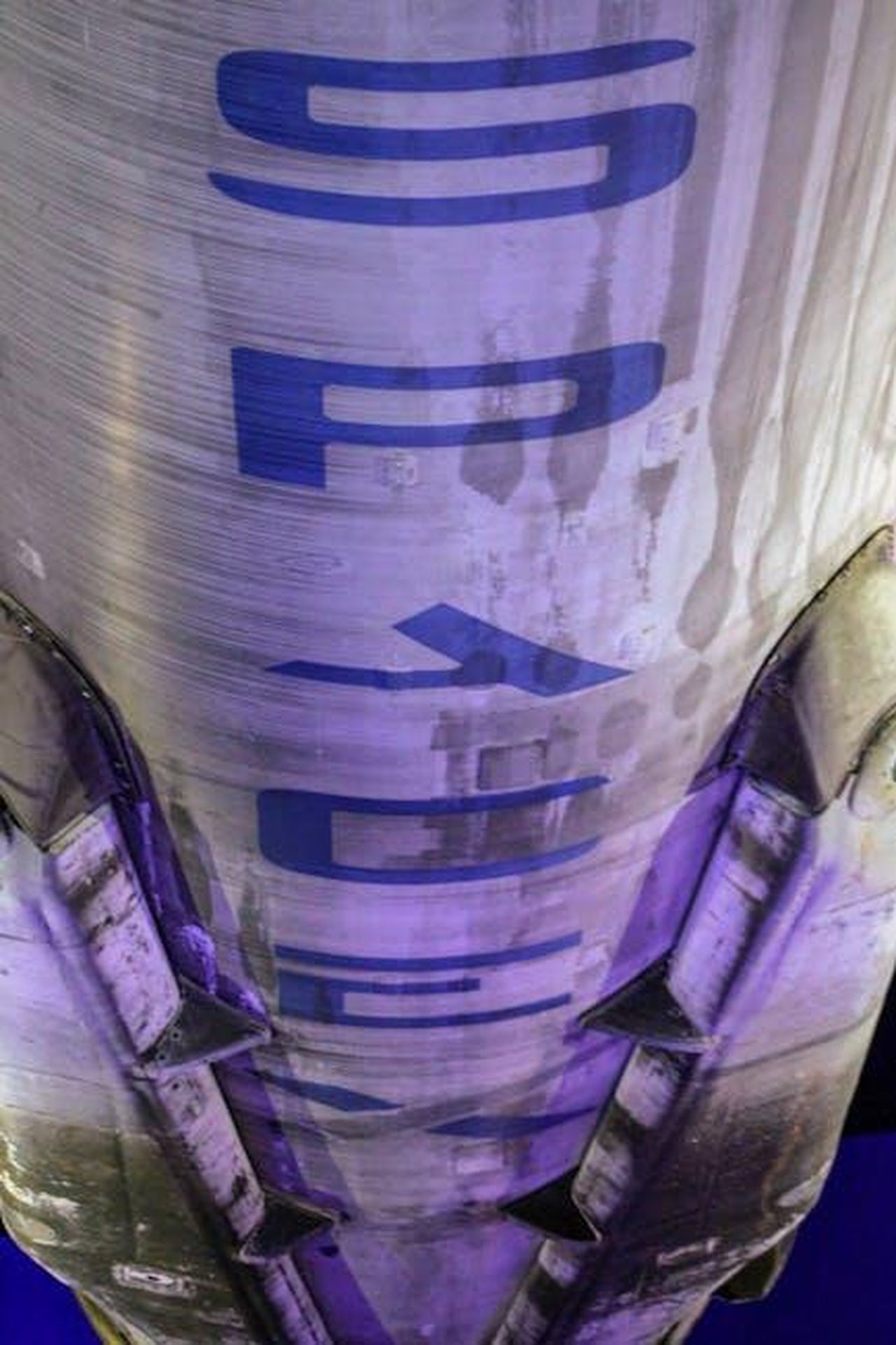 La_risposta_di_Elon_Musk_alle_accuse_6EH7YkZsI2 - Confidenze24 Source: Daniel Dzejak - pexels - Close-up view of a SpaceX rocket stage displayed at a museum exhibit.
