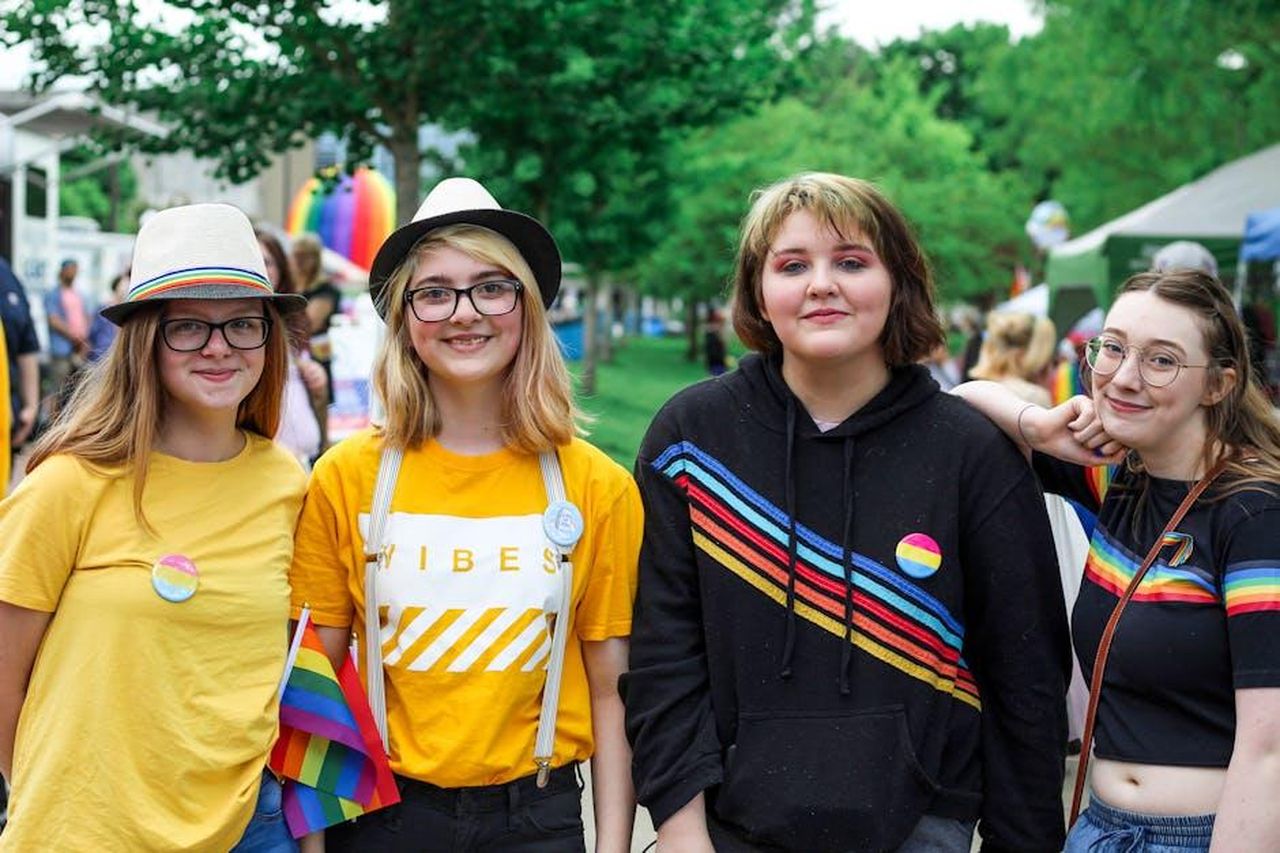 La_visibilit_e_il_consenso_WbbRuta8Ap - Confidenze24 Source: Rosemary Ketchum - pexels - Friends enjoying a vibrant pride parade with rainbow flags and colorful outfits outdoors.