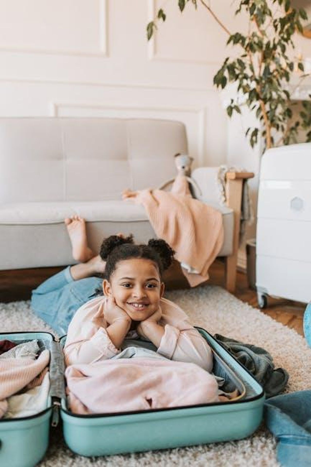 Le_Esperienze_di_Jeri_sul_Set_Vh4F55oXFx - Confidenze24 Source: Vlada Karpovich - pexels - Joyful child lying in suitcase, preparing for travel adventure with a smile.