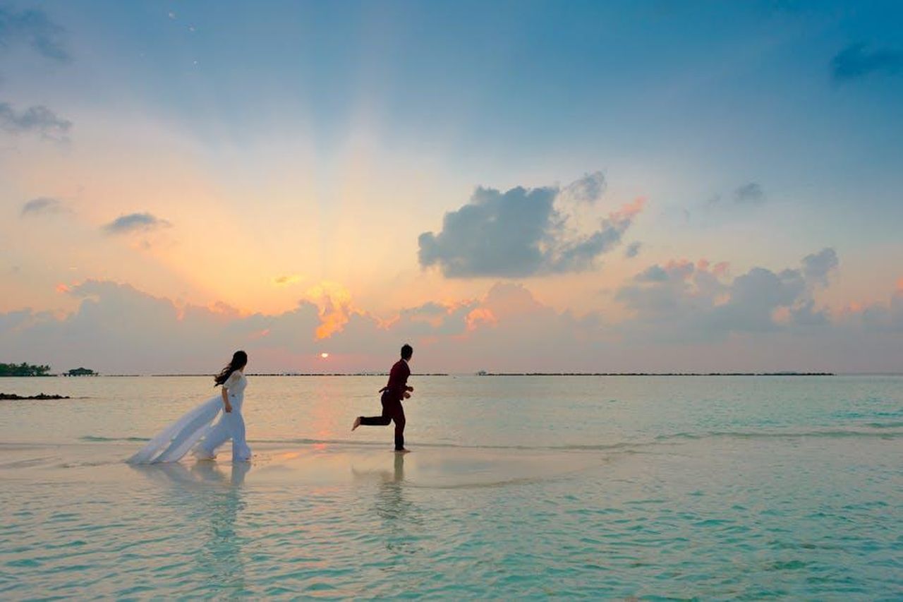 Le_affermazioni_di_Rebecca_Loos_sullaffair_con_Beckham_ZB1VzzWxh6 - Confidenze24 Source: Asad Photo Maldives - pexels - A couple enjoys a romantic moment running on a tropical beach during sunrise, capturing love and joy.
