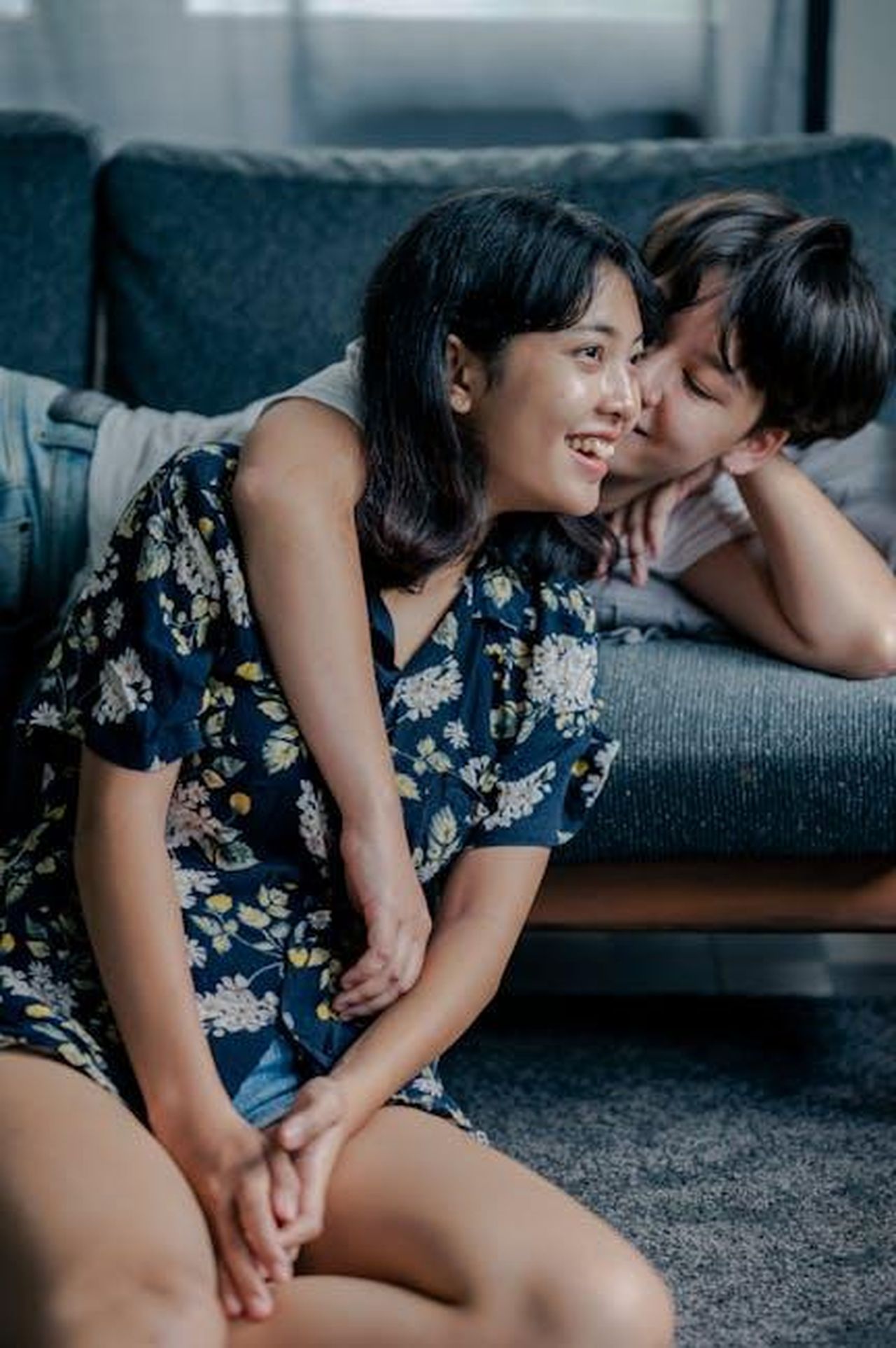 Le_conseguenze_della_mancanza_di_comunicazione_fOUk2fKM84 - Confidenze24 Source: Ketut Subiyanto - pexels - Joyful couple sharing an affectionate moment at home, showcasing love and togetherness.