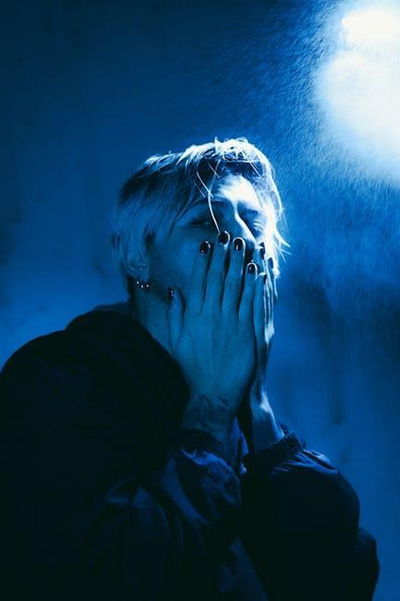 Le_conseguenze_emotive_della_relazione_Jtg4McQe8r - Confidenze24 Source: Jos Peñarán - pexels - A captivating portrait of a person bathed in blue light, evoking introspection and mystery.