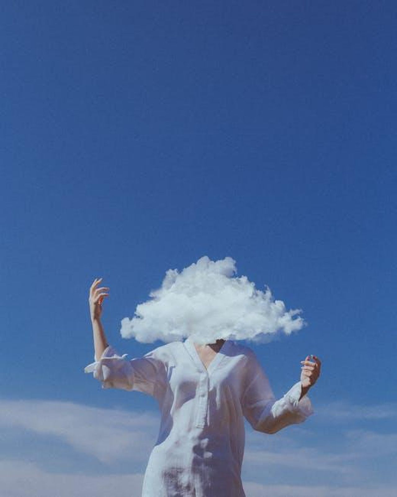 Le_critiche_di_Mirren_sulla_rappresentazione_delle_donne_SMkcc9ox8D - Confidenze24 Source: Robert Șerban - pexels - A surreal image of a woman with a cloud in place of her head against a bright blue sky.