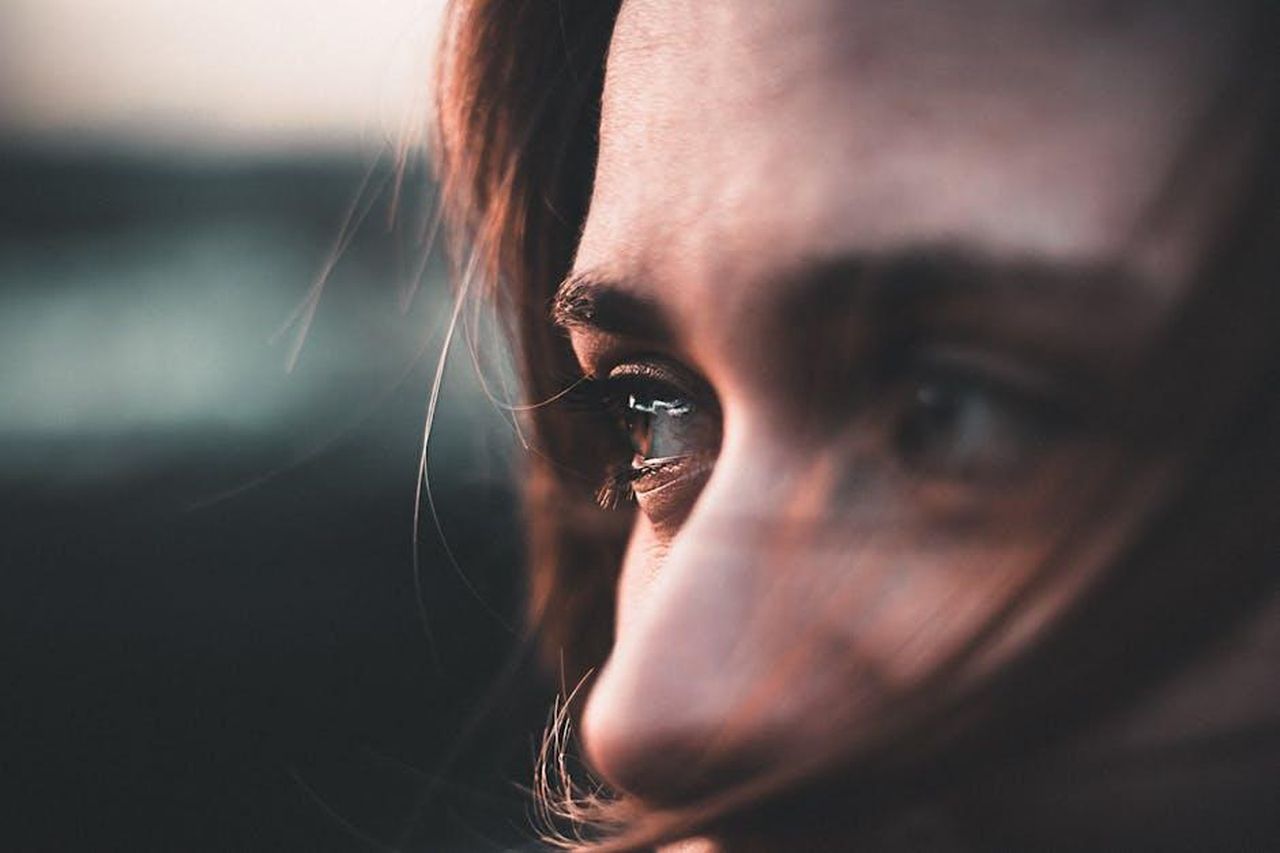 Le_emozioni_di_Jenna_dopo_luscita_di_Hoda_F3Pgc2XuOA - Confidenze24 Source: Nikolaos Dimou - pexels - A stunning close-up portrait capturing deep emotions in a warm sunset light.