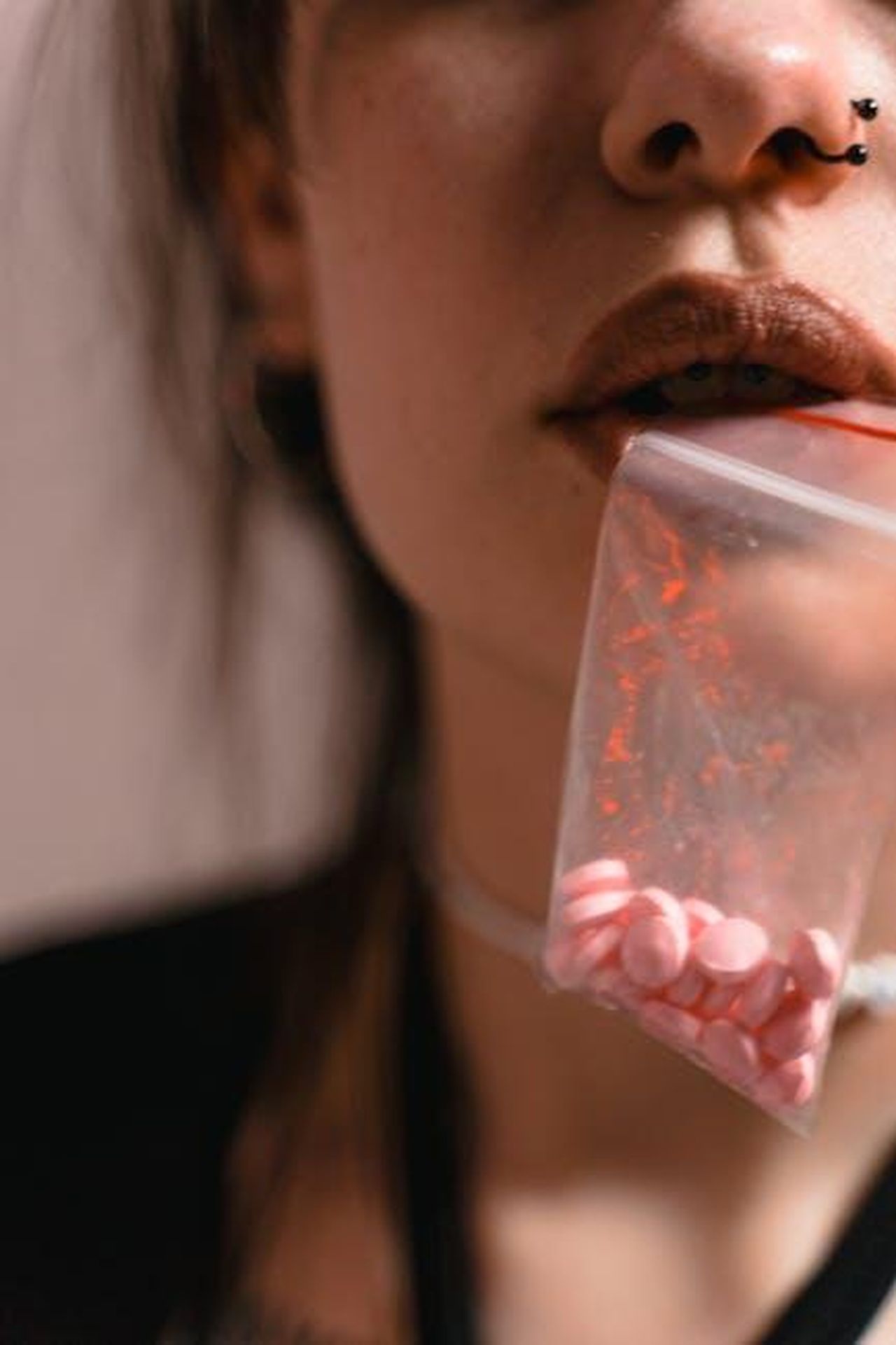 Le_polemiche_sul_comportamento_di_Wallen_CWqjU6yVVY - Confidenze24 Source: MART PRODUCTION - pexels - A close-up of a person holding a bag of pills, exploring themes of substance use and healthcare.