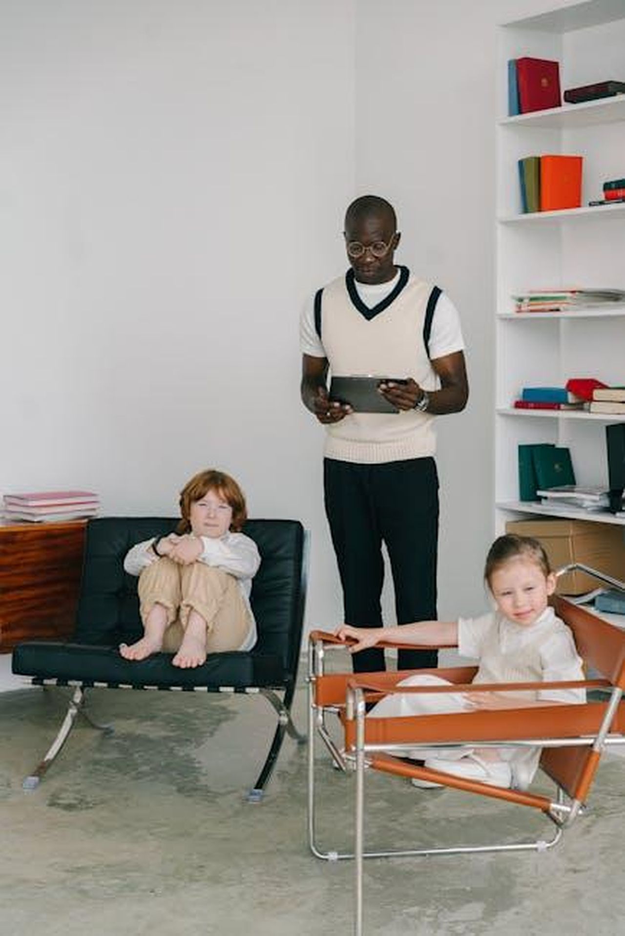 Le_sfide_della_pianificazione_familiare_5sbHqRYbr4 - Confidenze24 Source: Mikhail Nilov - pexels - A psychologist conducting a counseling session with two children in a modern office setting.