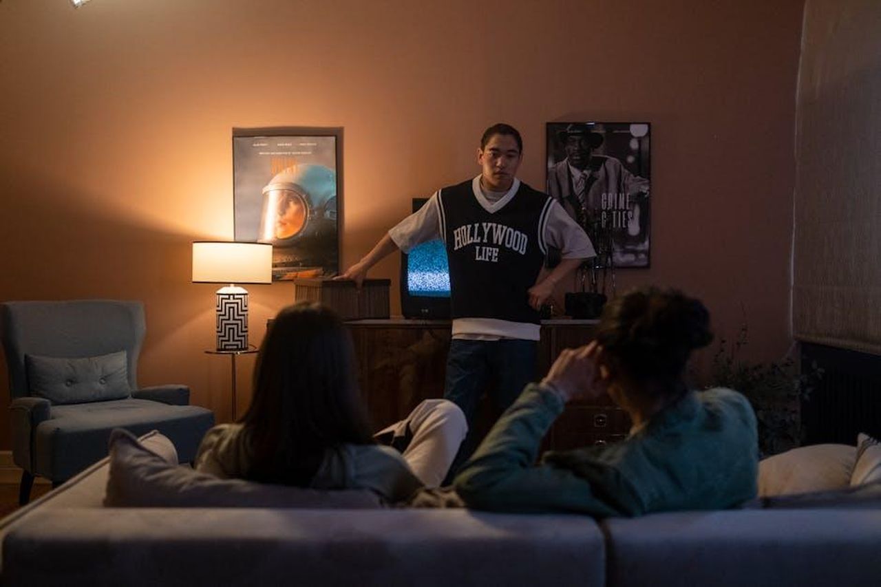 Limportanza_degli_spettatori_over_50_tlW8SSAAnn - Confidenze24 Source: Ron Lach - pexels - A small group of friends enjoying a movie night at home, surrounded by cozy decor.
